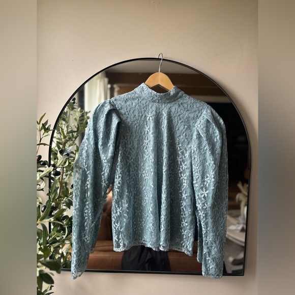 WAYF | NWT Elan lace mock neck lace sleeve blouse | size small - Picture 4 of 6